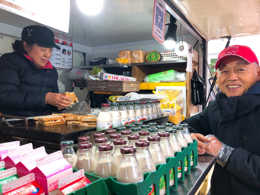 【弘大】早朝5時から毎日営業！優しいおじさんとおばさんのトースト屋台